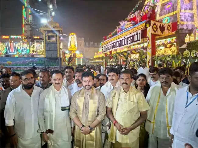 वैकुंठ एकादशी पर तेलुगु राज्यों के विभिन्न मंदिरों में उमड़े श्रद्धालु, तिरुमाला श्रीवारी मंदिर में की गई विशेष पूजा