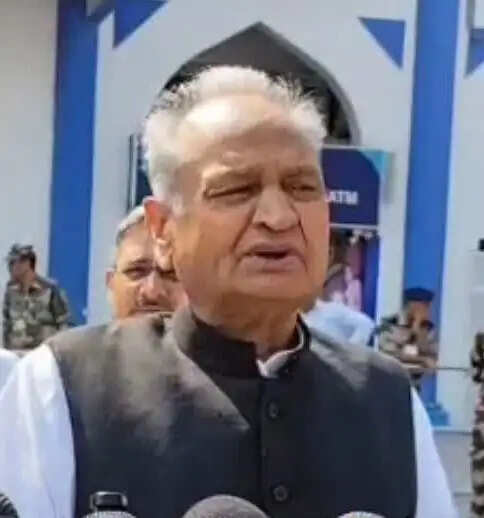 बजट में पूरे मारवाड़ की उपेक्षा, रिफाइनरी को लेकर झांसा दे रही सरकार: गहलोत