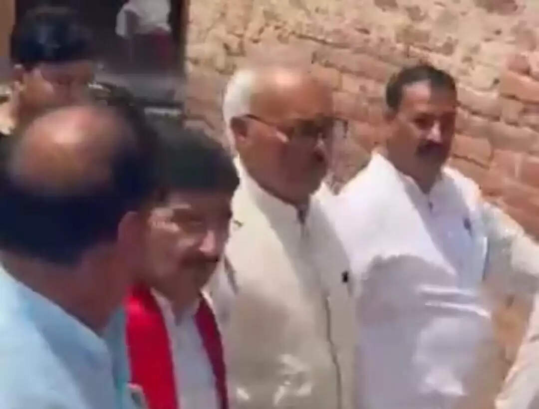 सपा जांच समिति की टीम पहुंची दिवंगत अधिवक्ता के घर, न्याय दिलाने का भरोसा