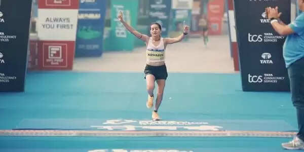 गुजरात की निरमा ठाकोर ने टाटा मुंबई मैराथन 2026 में रजत पदक जीता