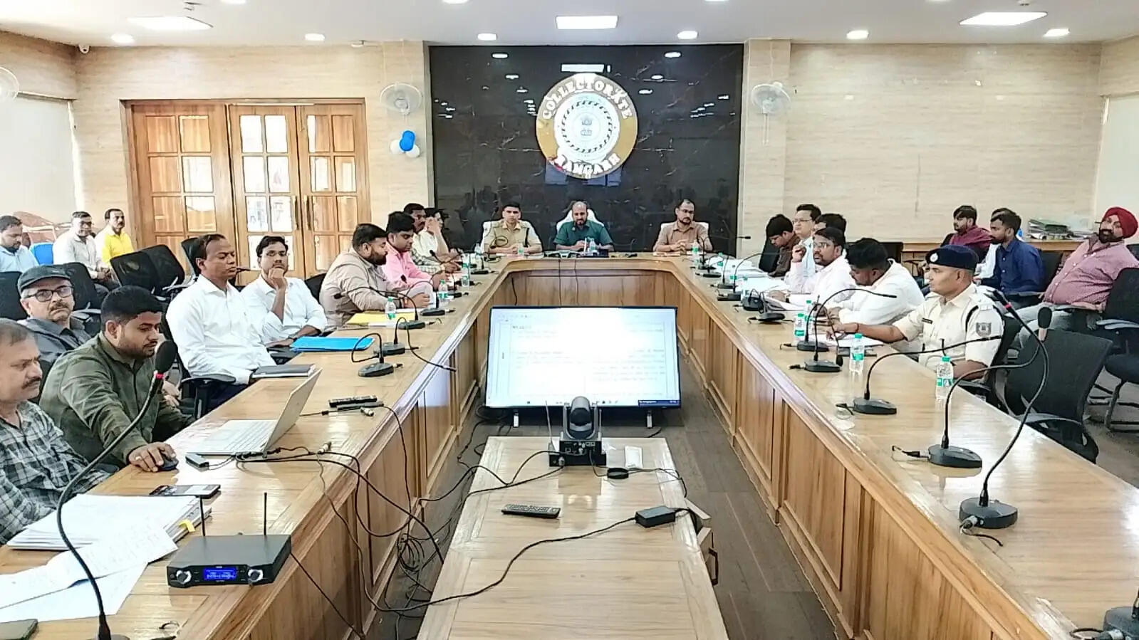 डीसी ने अवैध खदानों के मुहाने बंद करने और बालू ढुलाई&nbsp;रोकने का दिया निर्देश