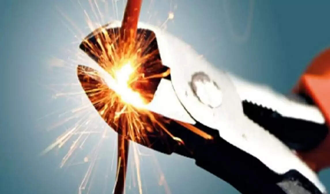 सीतापुर में बिजली विभाग ने परसेहरा गांव में 65 बकायेदारों के काटे कनेक्शन