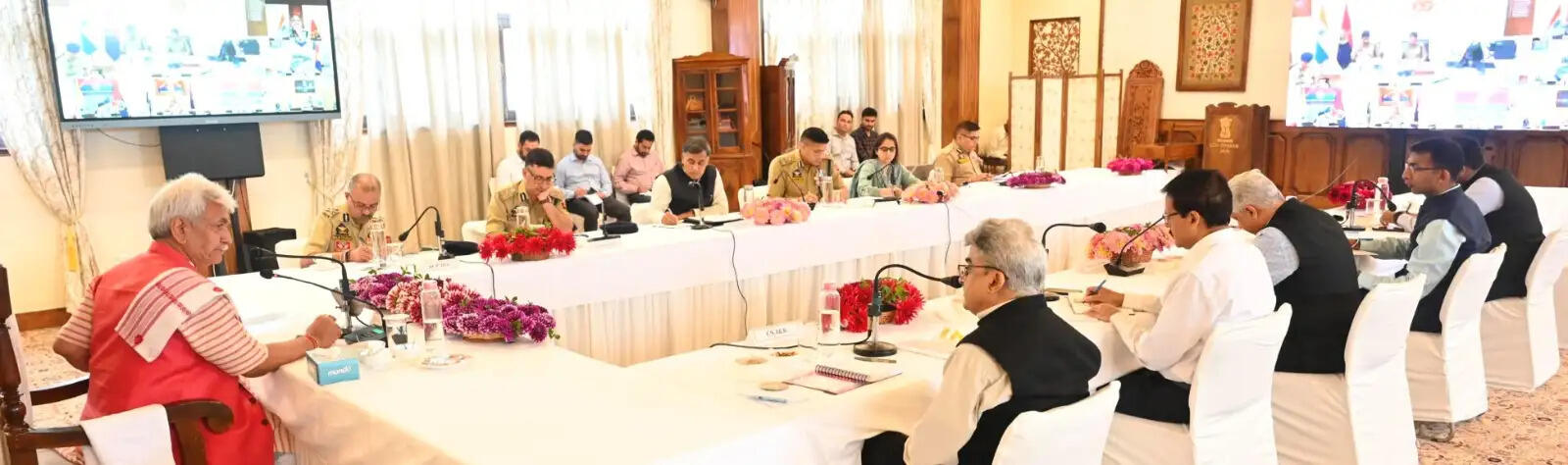 उपराज्यपाल ने जम्मू-कश्मीर में सुरक्षा परिदृश्य की समीक्षा बैठक की,&nbsp; आतंकवाद-विरोधी रणनीति और क्षेत्र नियंत्रण अभियानों को तेज करने का निर्देश दिया