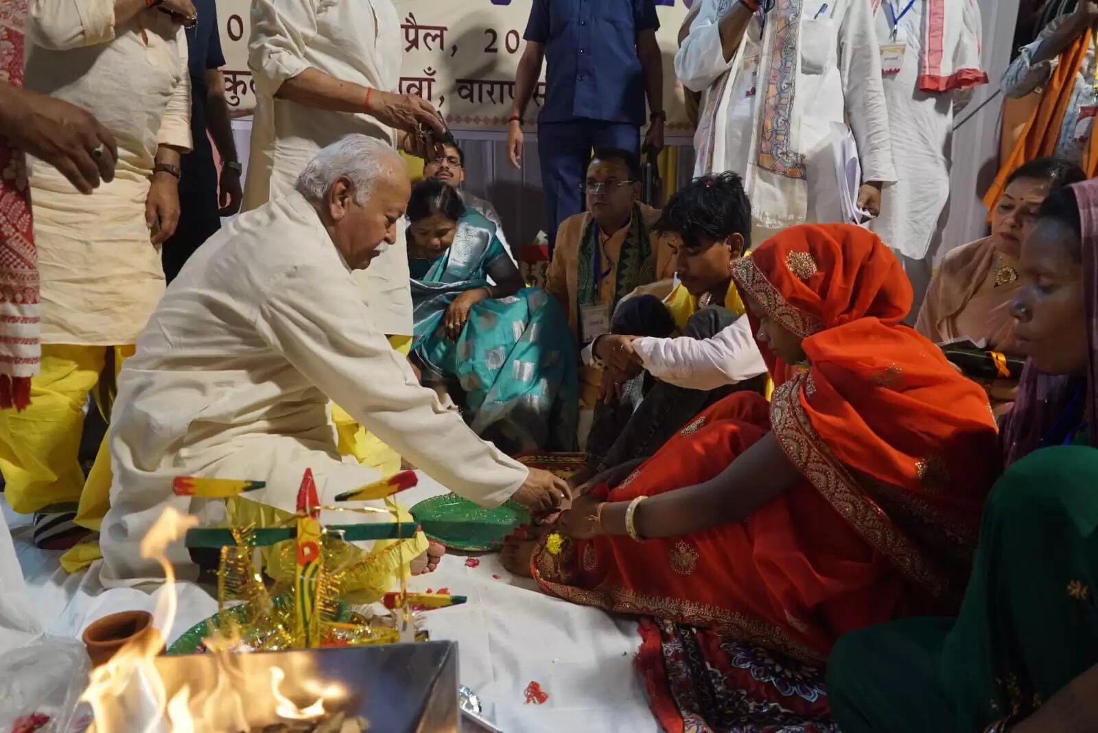 संघ प्रमुख मोहन भागवत ने निभाई अभिभावक की भूमिका, किया कन्यादान और पखारे दुल्हन के पांव