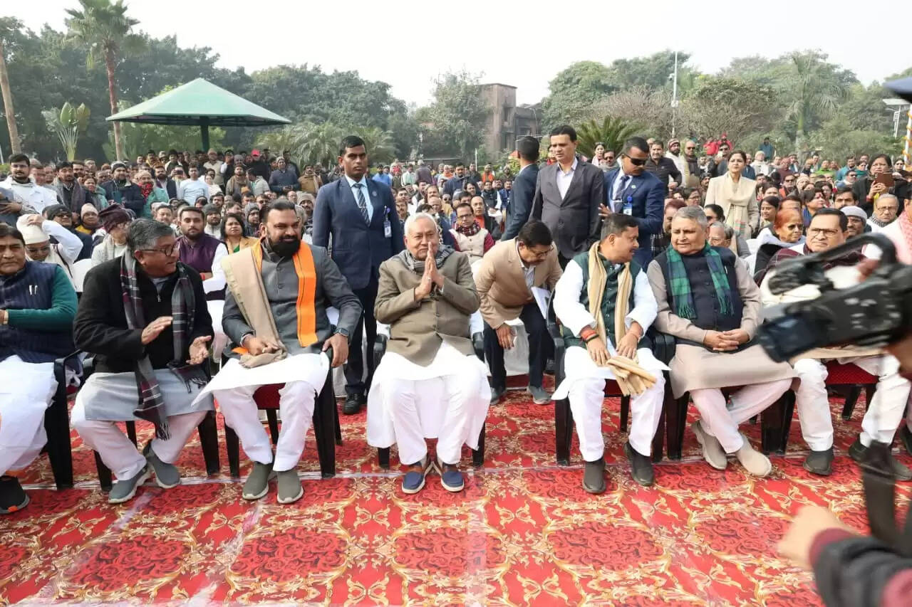 मुख्यमंत्री नीतीश ने पूर्व विधायक स्व.नवीन किशोर सिन्हा की पुण्य तिथि पर दी श्रद्धांजलि