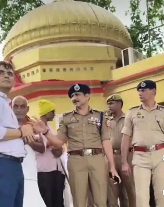कांवड़ियाें&nbsp;के&nbsp;साथ&nbsp;बेहतर&nbsp;व्यवहार&nbsp;करें&nbsp;पुलिसकर्मी&nbsp; : पुलिस आयुक्त