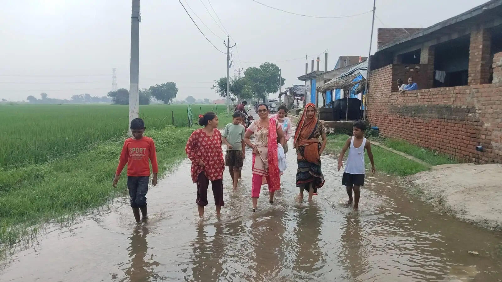 औरैया के जसवंतपुर में जलभराव से सत्र परीक्षा स्थगित, अधिकारियों ने शुरू कराई पानी निकासी