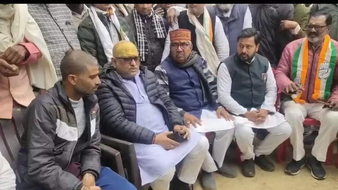 प्रदेश कांग्रेस अध्यक्ष धसकरी पहुंचकर पीड़ित परिवार को दी सांत्वना