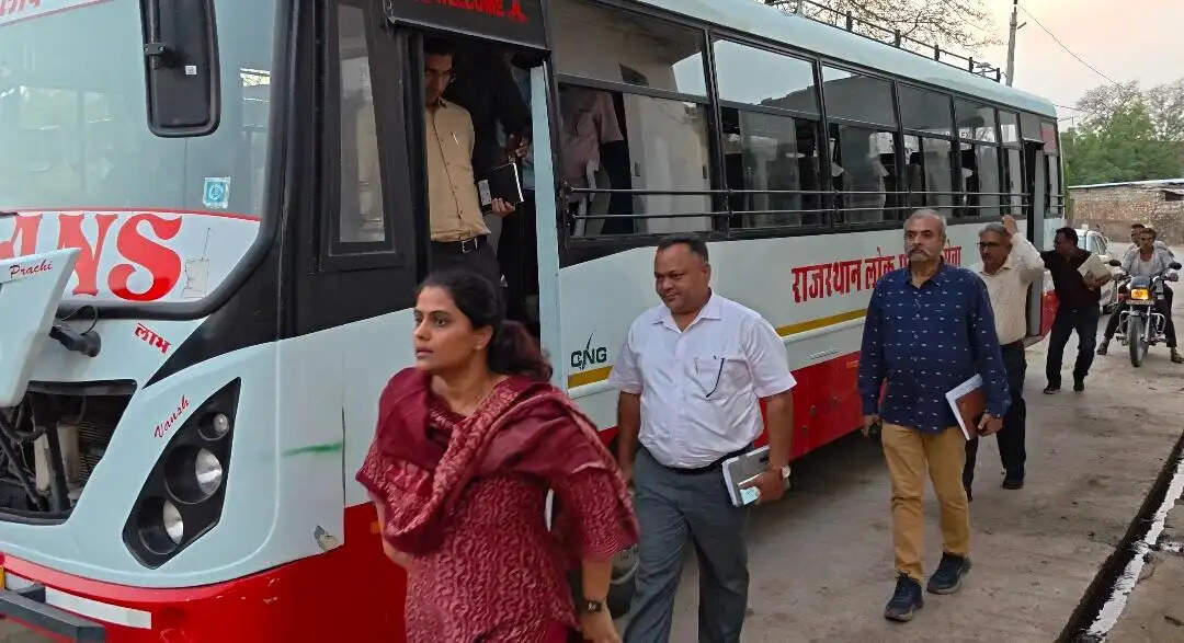चौपाल में जिला कलेक्टर ने ग्रामीणों से किया सीधा संवाद, ईंधन बचत का संदेश देने बस से पहुंचे सभी जिला अधिकारी