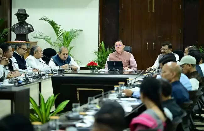 तीस दिन से अधिक लंबित शिकायतों के निस्तारण के लिए चलाएं विशेष अभियान: मुख्यमंत्री