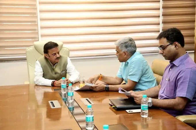 कार्यों की नियमित मॉनिटरिंग कर समयबद्ध क्रियान्वयन करें सुनिश्चित: उप मुख्यमंत्री शुक्ल