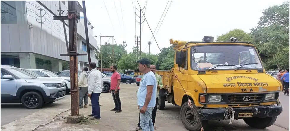 भोपाल में नगर निगम की अतिक्रमण विरोधी कार्रवाई जारी, कई क्षेत्रों से ठेले-काउंटर और अवैध कब्जे हटाए