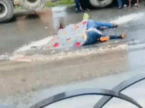 मुरैना:&nbsp;ट्रक ने बाइक सवार पिता-पुत्री को कुचला, दोनों की मौत, हादसे के बाद ट्रक छोड़कर फरार हुआ चालक