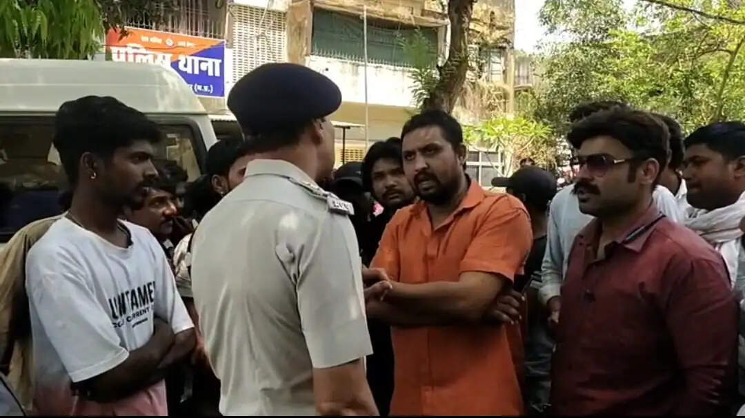 जबलपुर में सड़क हादसे के बाद परिजनों का चक्काजाम, रिसॉर्ट मालिक पर उठे सवाल