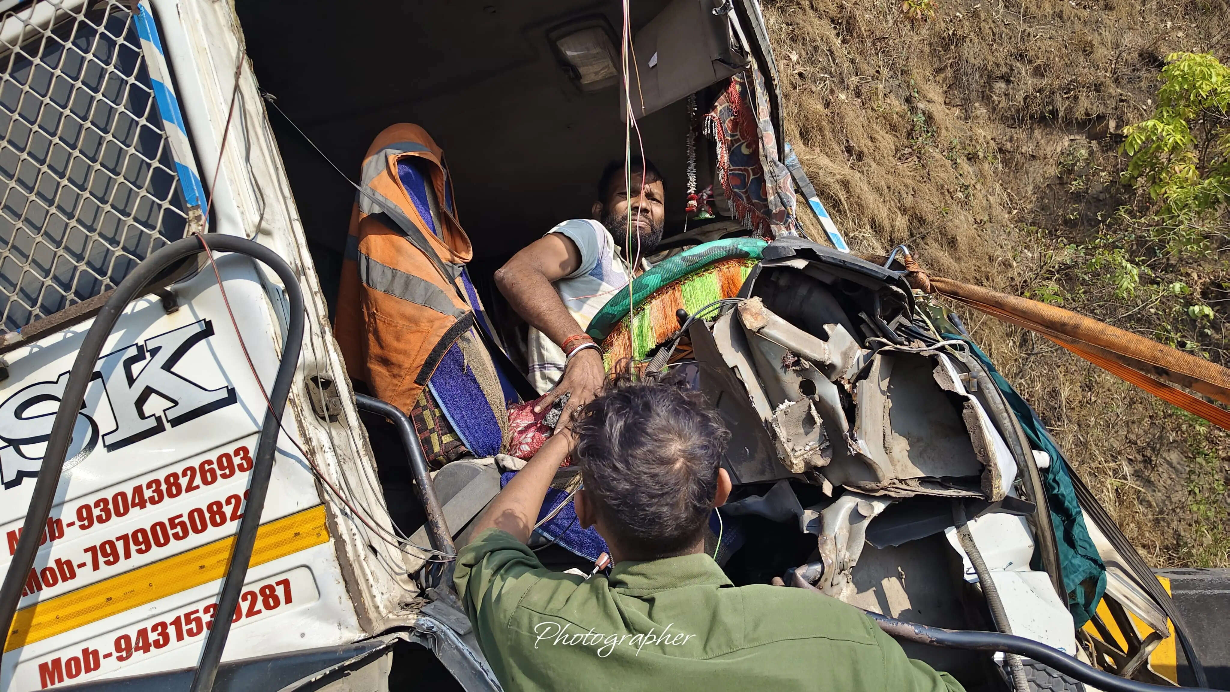 ट्रेलर ने दूसरे ट्रेलर काे मारी टक्कर, केबिन में फंसा चालक