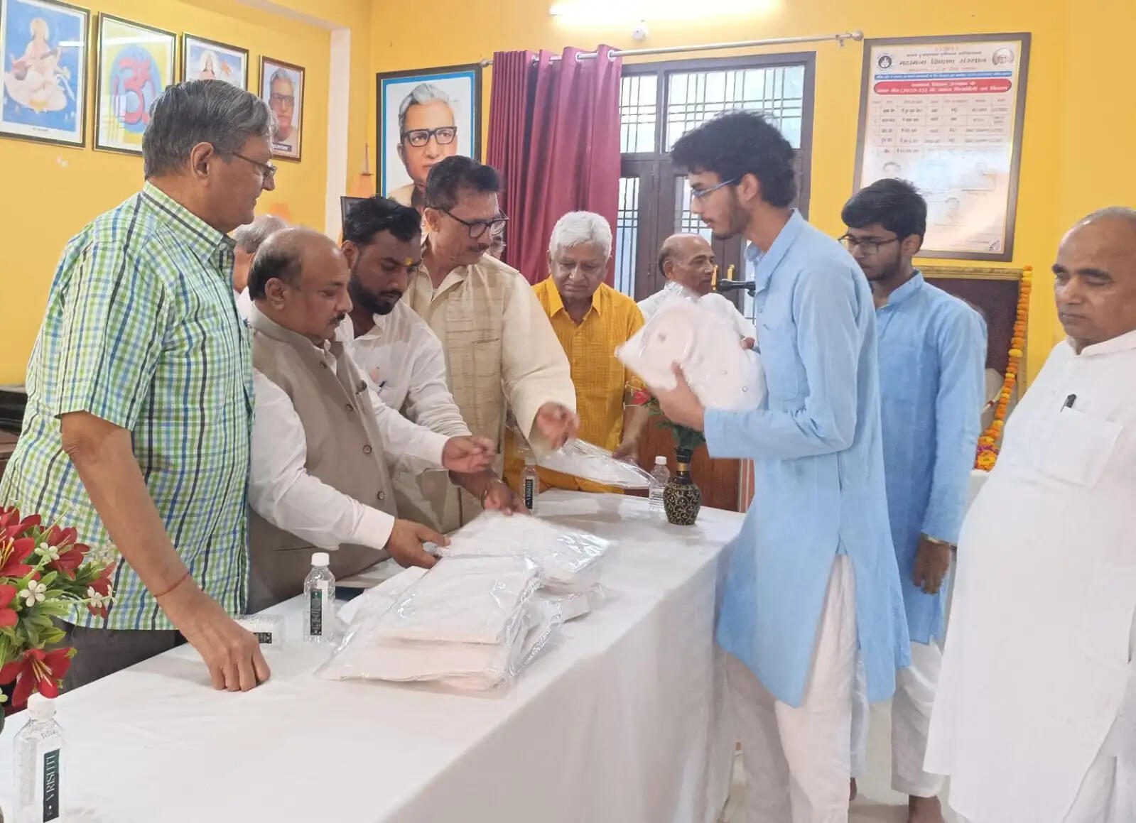 पूर्व मुख्यमंत्री राम प्रकाश गुप्ता की पुण्यतिथि पर सेवा कार्यक्रम, जरूरतमंदों को वितरित की गई सामग्री