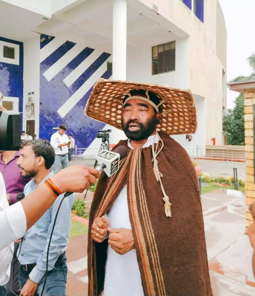 अनूपपुर: कांग्रेस विधायक का अनोखा प्रदर्शन, सिर पर खुमरी लगाकर पहुंचे विधानसभा