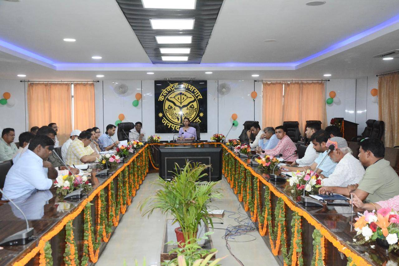 एनएचएआई के अधिकारियों को डीएम की फटकार