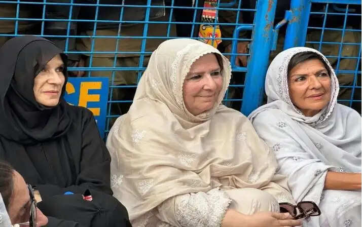 इमरान की बहनों की हिरासत के खिलाफ अदालत पहुंचा परिवार, तत्काल रिहाई की मांग