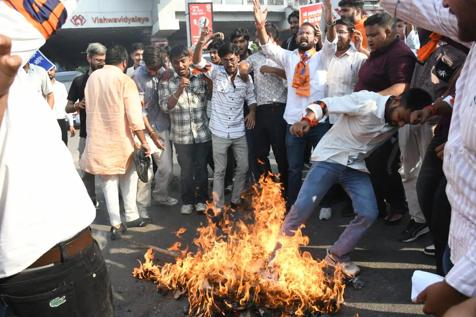 संवैधानिक संस्थाओं पर सवाल उठाकर अराजकता फैलाने का प्रयास गलत : दिनेश यादव