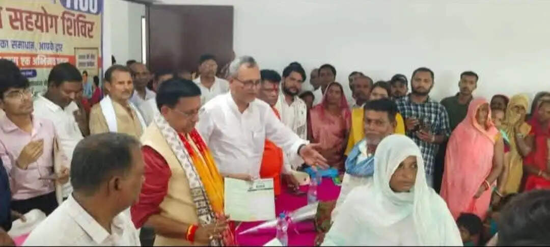 महीनाम में आयोजित शिविर में पहुंचे पथ निर्माण मंत्री, जनसमस्याओं के समाधान का दिया भरोसा