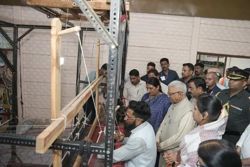 मप्रः राज्यपाल ने मांडू में जानी बाघ प्रिंट की बारीकियां, जनजातीय महिलाओं के आत्मनिर्भर प्रयासों को सराहा