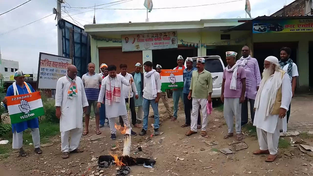 केंद्रीय मंत्री अनुराग ठाकुर का फूंका पुतला