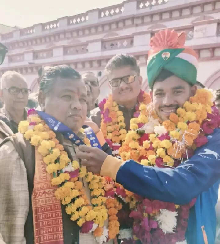 जूनियर विश्वकप हॉकी में कांस्य पदक जीत कर लौटे झांसी के लाल सौरभ का स्टेशन पर भव्य स्वागत