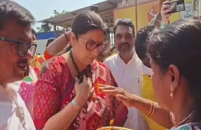 हुगली में रोड शो बीच में छोड़ वापस लौटीं पूर्व केंद्रीय मंत्री स्मृति ईरानी