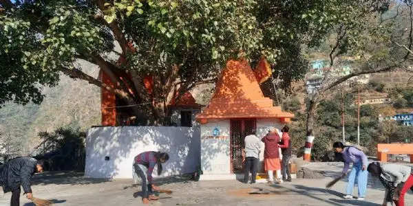 छात्रों ने कर्ण मंदिर में चलाया स्वच्छता अभियान