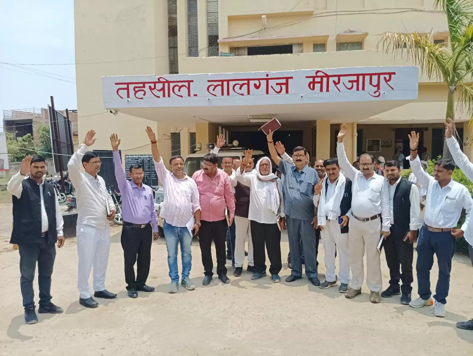 सिविल न्यायालय की स्थापना की मांग को लेकर अधिवक्ताओं का प्रदर्शन, एसडीएम को सौंपा ज्ञापन