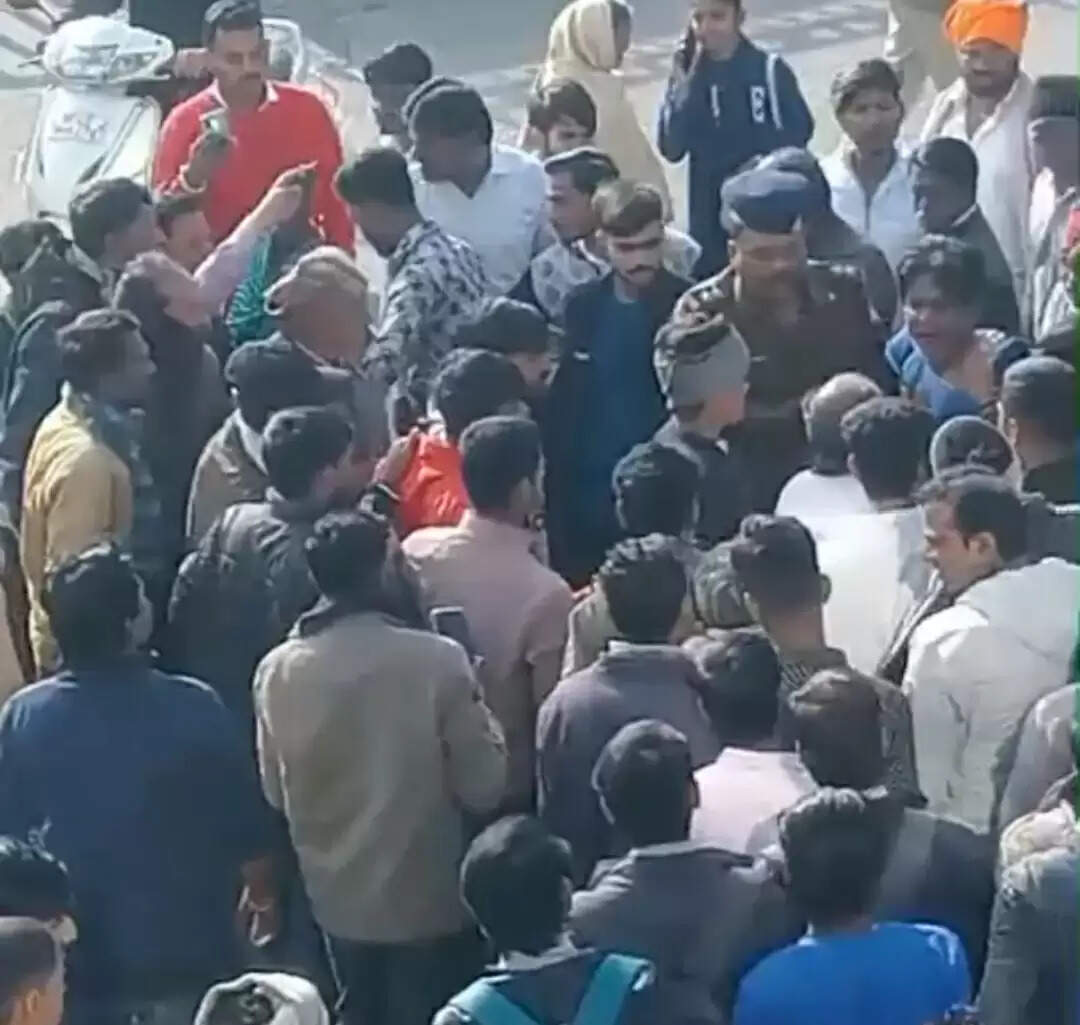 आगर मालवा : छेड़छाड़ कर रहे वर्ग विशेष के युवक की लोगों ने पकडकर जमकर की पिटाई