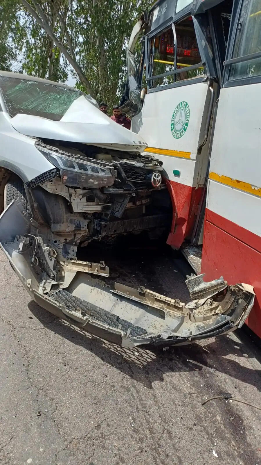 जींद : परिवहन समिति बस तथा गाड़ी के बीच भिडंत में आधा दर्जन यात्री घायल