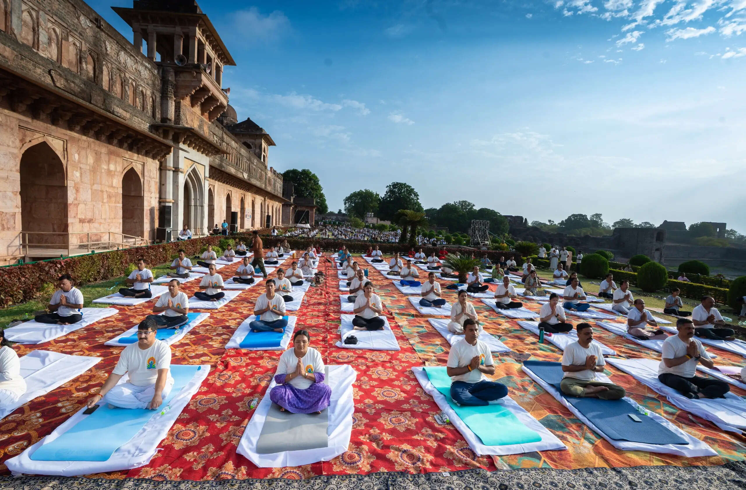 धारः केंद्रीय मंत्री सावित्री ठाकुर की उपस्थिति में मांडू के ऐतिहासिक ‘जहाज महल’ के प्रांगण में गूंजा योग का संदेश
