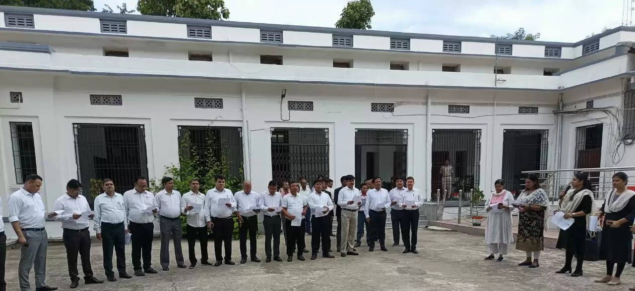 अंतरराष्ट्रीय नशा एवं अवैध तस्करी निरोध दिवस पर न्यायाधीश एवं न्यायिक कर्मियों ने ली शपथ