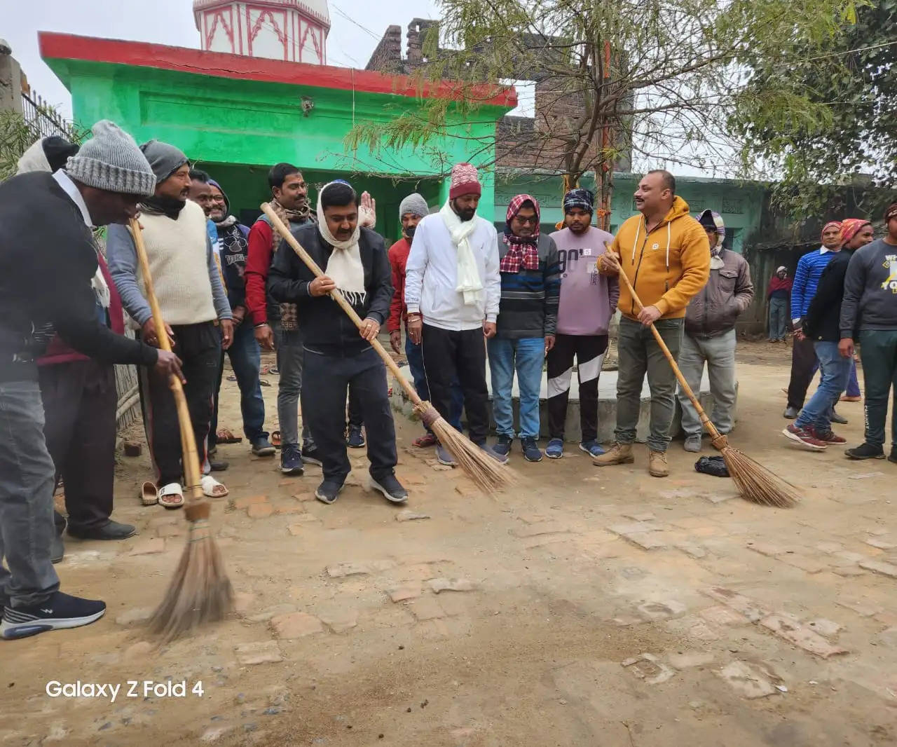 स्वच्छ तीर्थ अभियान के तहत भाजपा विधायक ने चलाया स्वच्छता अभियान