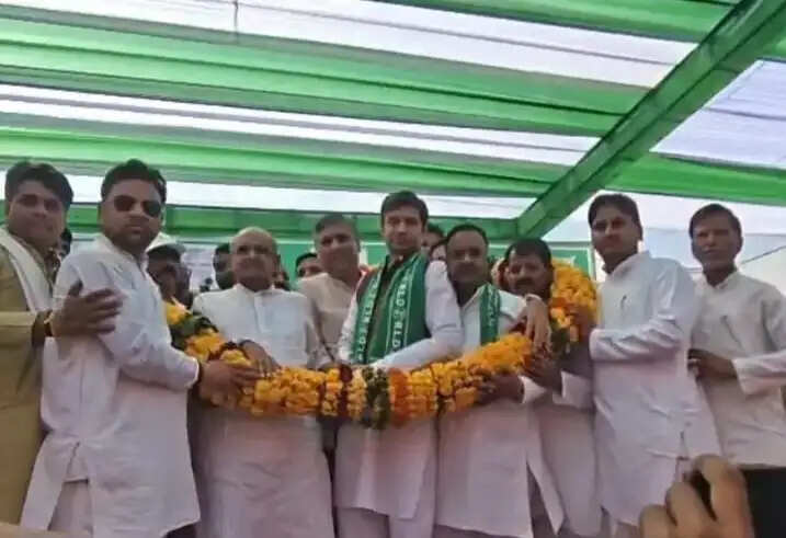 मुरसान से राष्ट्रीय लोकदल की स्वाभिमान पदयात्रा का शुभारंभ, जुटे बड़ी संख्या में कार्यकर्ता