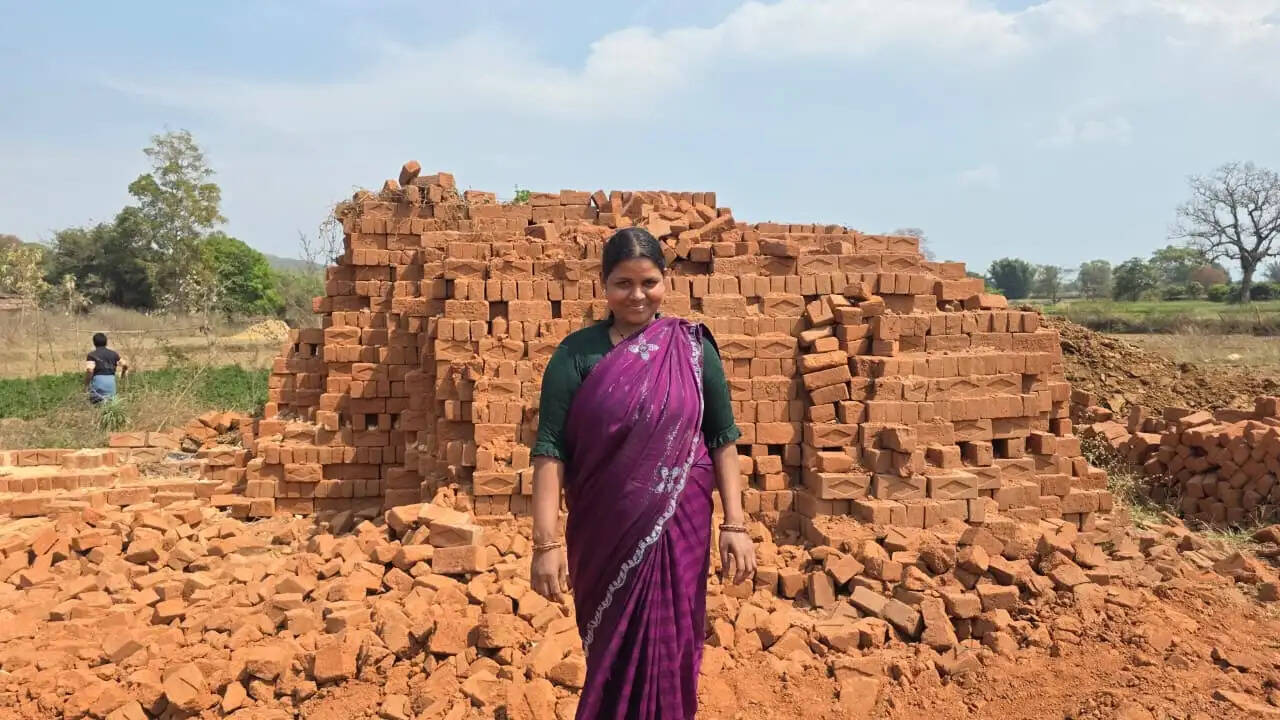 अंबिकापुर : बिहान योजना ने जगपति के जीवन में लाया बदलाव, ईंट निर्माण इकाई से बनीं ‘लखपति दीदी’