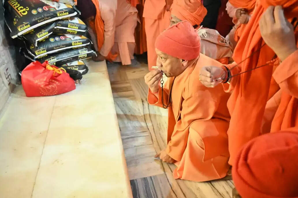 मुख्यमंत्री योगी ने अर्पित की गुरु गोरखनाथ को आस्था की खिचड़ी