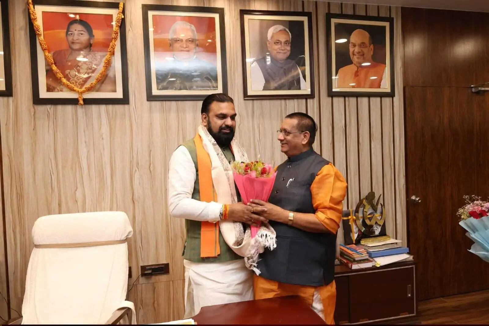 मुख्यमंत्री सम्राट से मिले बिहपुर विधायक, दी बधाई