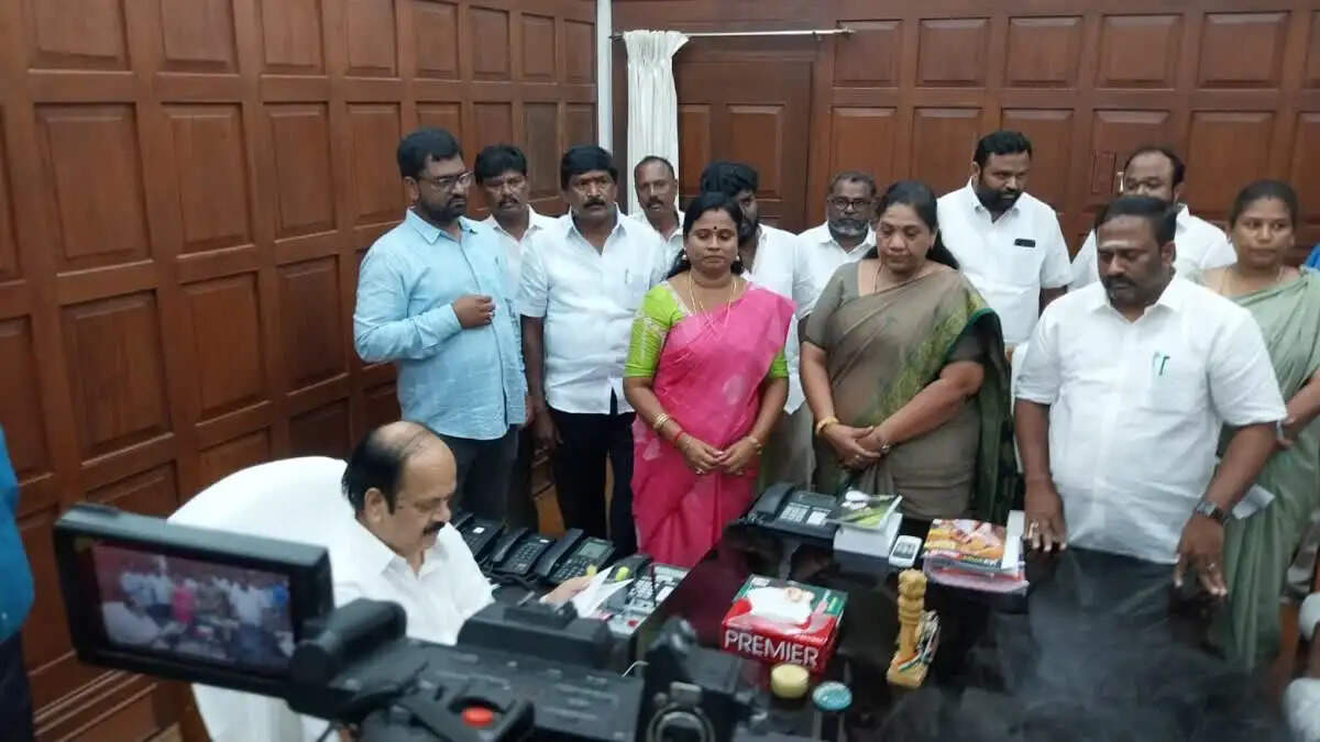 तमिलनाडु में अन्नाद्रमुक के 3 विधायकों ने दिया इस्तीफा, टीवीके में हुए शामिल
