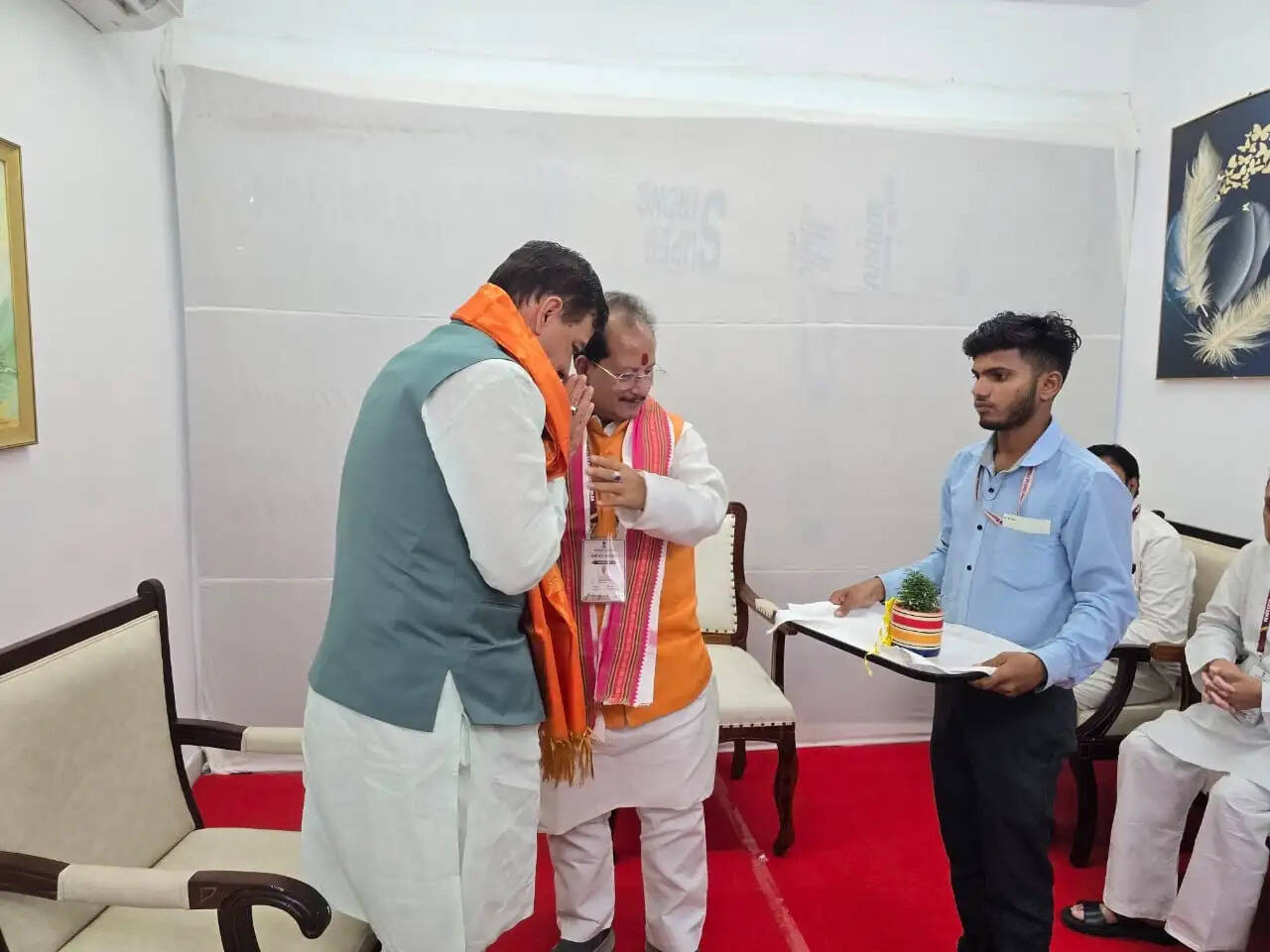 उप्र विधान सभा के अध्यक्ष सतीश महाना ने बिहार में बिपार्ड परिसर में रोपे पौधे, 'एक पेड़ माँ के नाम' अभियान काे सराहा
