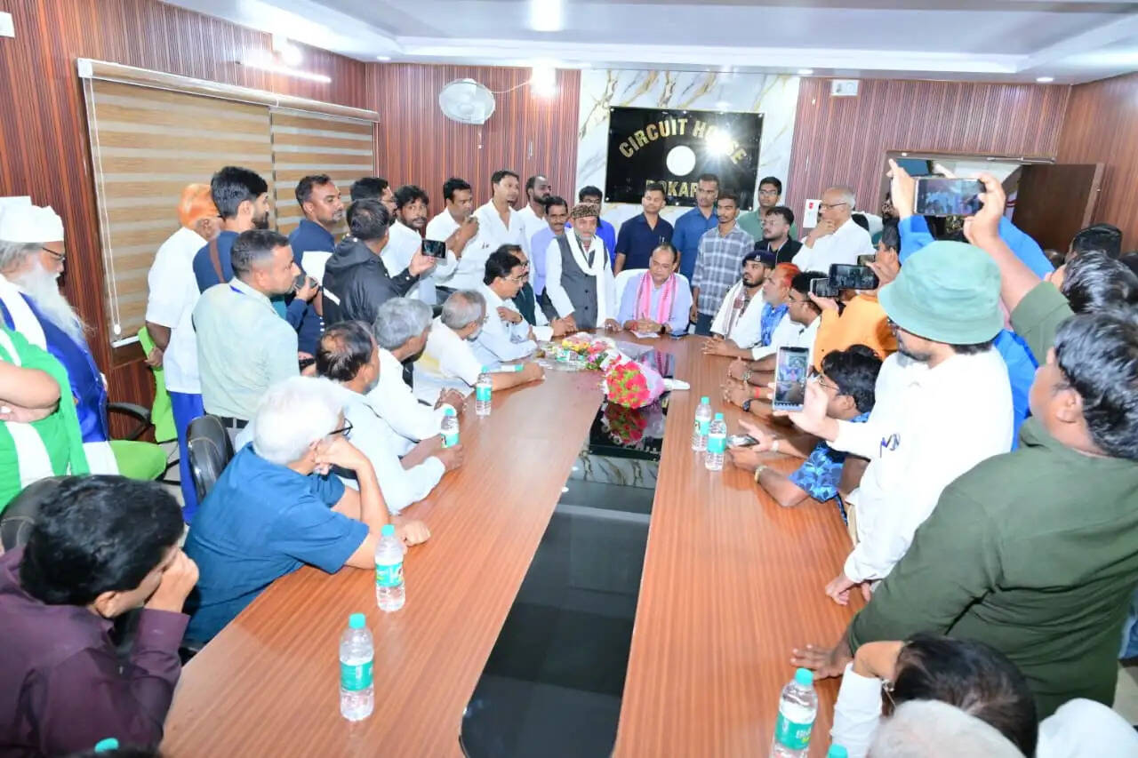 शौर्य चक्र विजेता को स्वास्थ्य मंत्री ने किया सम्मानित