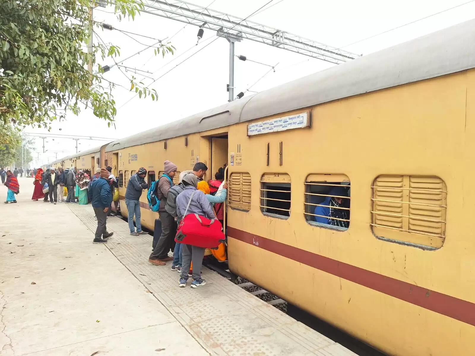 काेहरा का असर, 14 घंटे विलम्ब से आई लोकमान्य से आने वाली साप्ताहिक ट्रेन