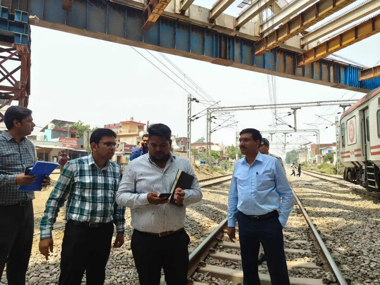 जौनपुर जंक्शन के यार्ड री-मॉडलिंग कार्य का डीआरएम ने किया निरीक्षण