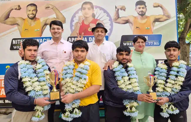सोनीपत: भारोत्तोलकों के चार स्वर्ण पदक विजेता चैंपियन का स्वागत