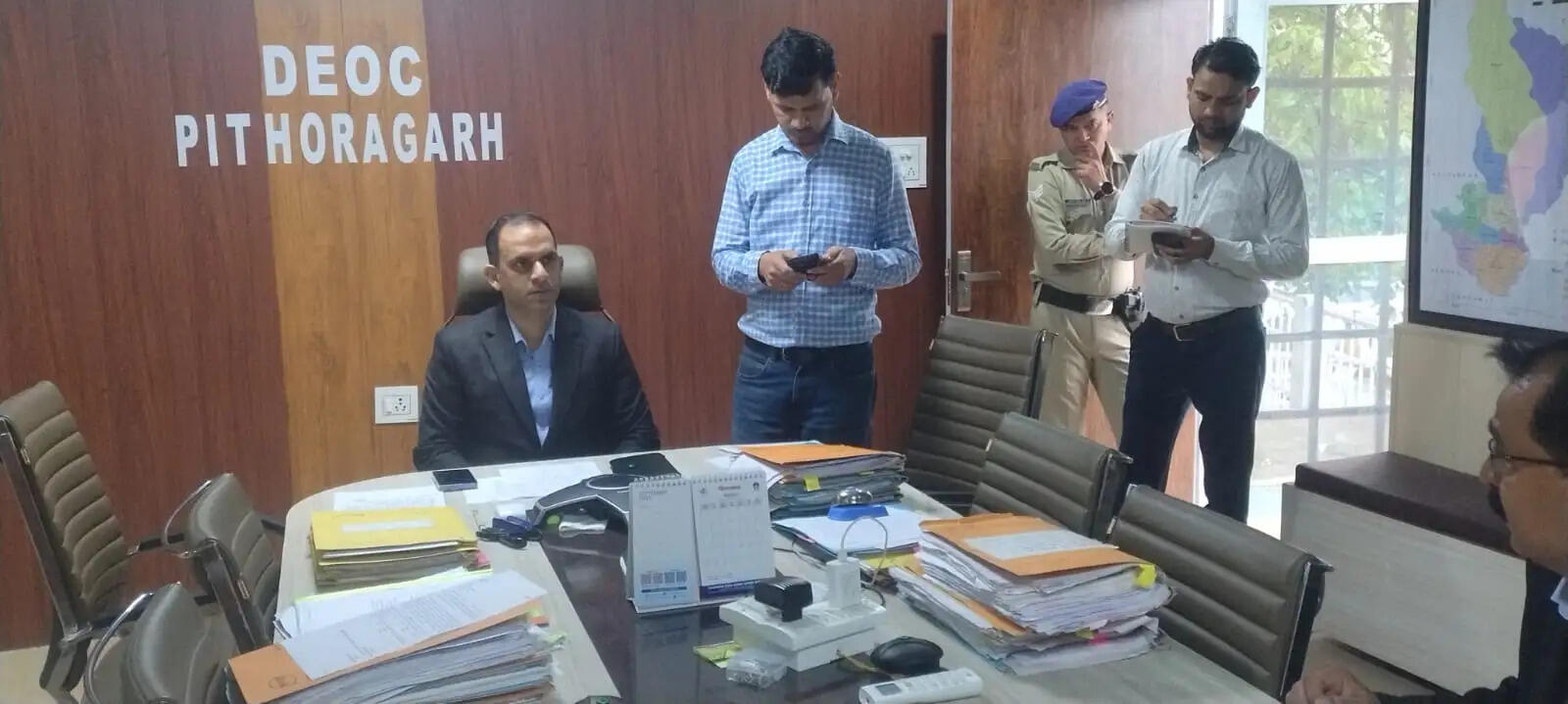 लगातार बारिश के बीच डीएम ने आपदा कंट्रोल रूम का किया निरीक्षण