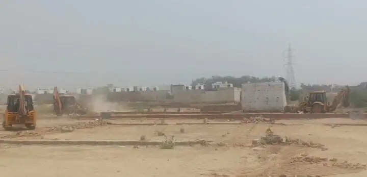 तीस बीघा जमीन में की गई अवैध प्लाटिंग पर चला पीडीए का बुलडोजर
