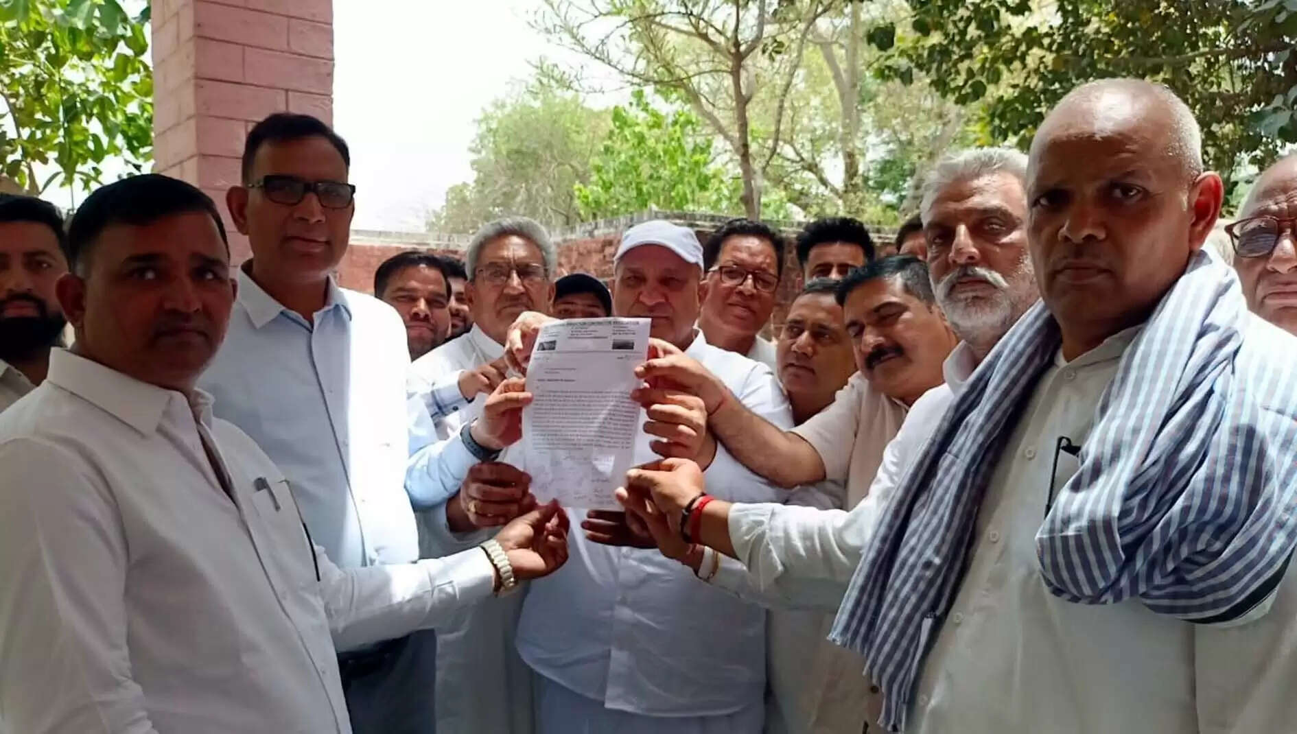 हिसार : सिंचाई विभाग के ठेकेदारों ने बकाया अदायगी की मांग पर किया धरना-प्रदर्शन