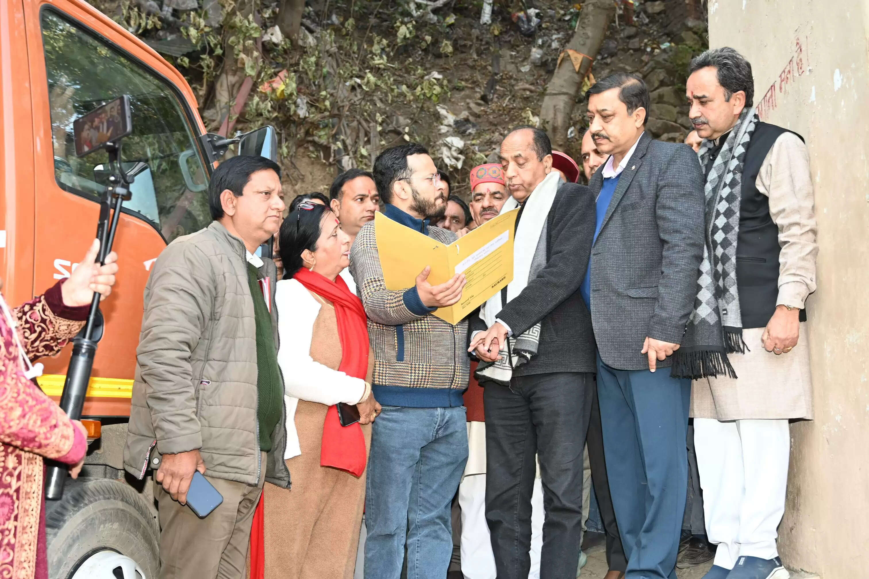 जयराम ठाकुर ने किया अर्की अग्निकांड स्थल का दौरा